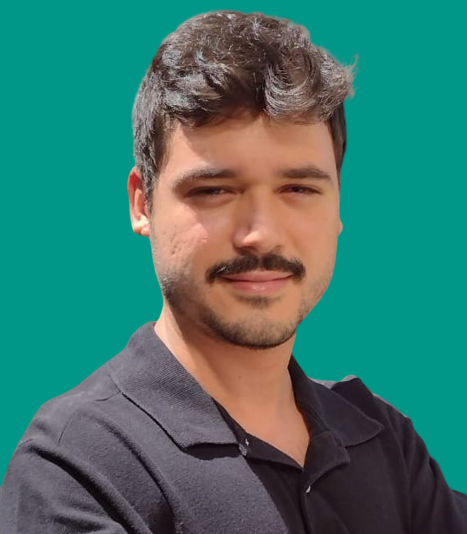 minha foto, com fundo verde. Sou um homem pardo, cabelo curto, estou vestido com camisa polo preta.